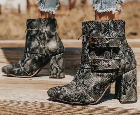 ✨ Freebird Joey Boots – Blue Snakeskin, Size 7 ✨ - Picture 6 of 7